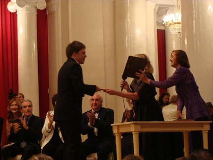 директор конкурса Наталья Игнатенко вручает диплом лауреату второй премии Юрию Власову