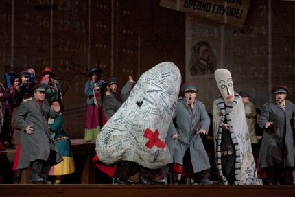 Сцена из спектакля «Нос» в Метрополитен-опере