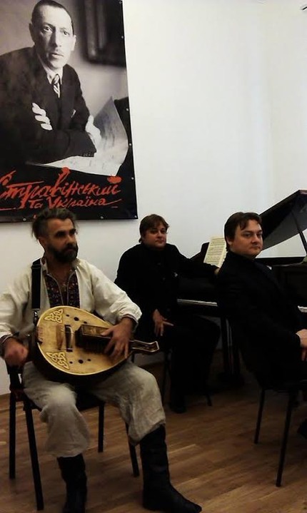 Фотография с концерта в Устилуге. Слева направо: Андрей Лящук (лирник), Петр Лаул (пианист), Павел Райкерус (пианист).  Фото: Мария Слоева