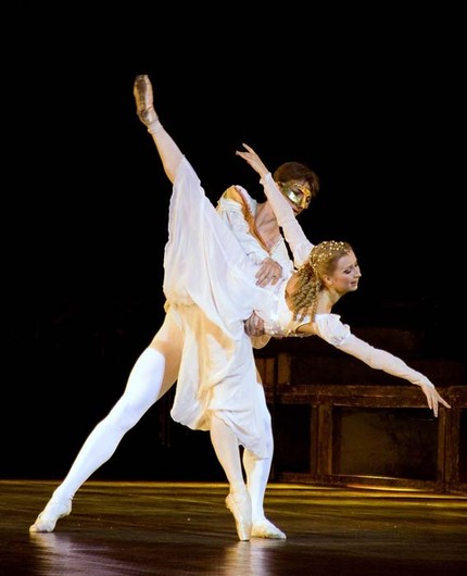 Людмила Кудрявцева (Джульетта) и Антон Кравченко (Ромео) в балете «Ромео и Джульетта»