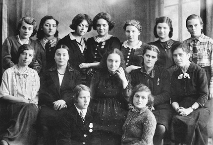 М.В. Юдина (в центре) на встрече с преподавателями и учащимися «училищной части» Музыкальной школы для взрослых (Ленинград, 1943)