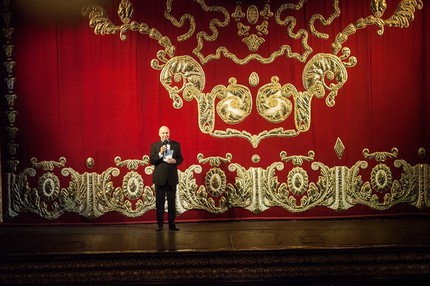 Борис Блох на фоне знаменитого Головинского занавеса Одесской оперы. Фото Юрия Литвиненко