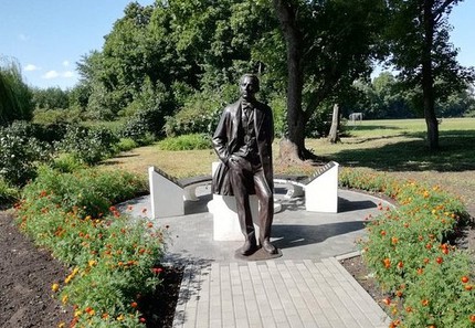 Памятник композитору в музее-заповеднике С.В. Рахманинова «Ивановка»