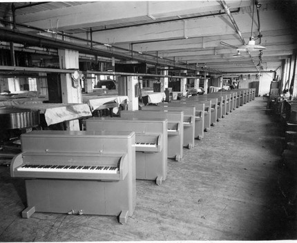 Во время Второй мировой войны Steinway & Sons производят пианино под названием «Victory Vertical» для американских войск