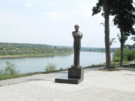Памятник Ахмадулиной