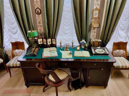 Рабочий стол в кабинете Александра Островского в усадьбе Щелыково. Автор фото — Александр Сигачёв