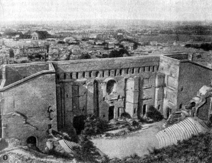 Руины римского театра в Оранже (Франция)