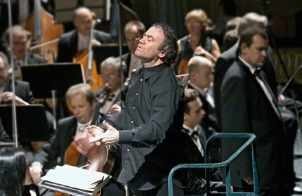 Валерий Гергиев дирижирует оркестром Мариинского театра. Фото с сайта Мариинского театра
